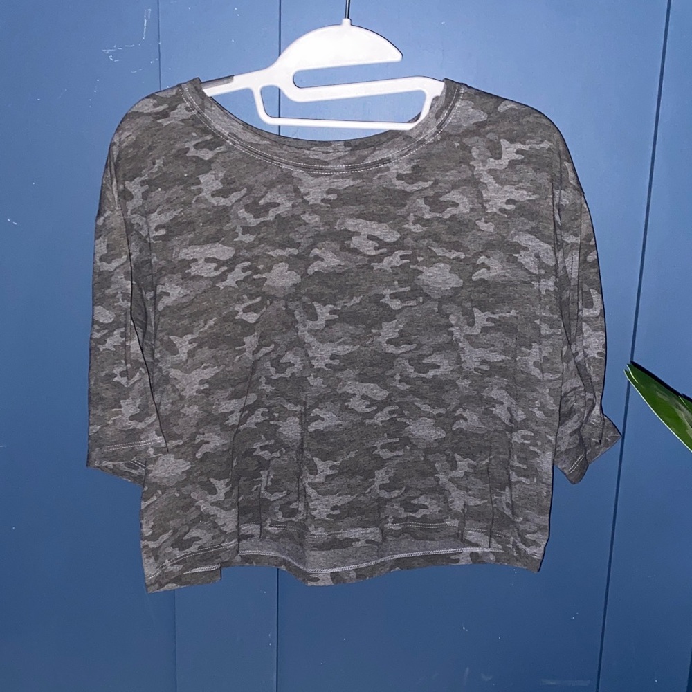 Fabletics Gray Camo Shirt Sleeve‎ Cropped Top